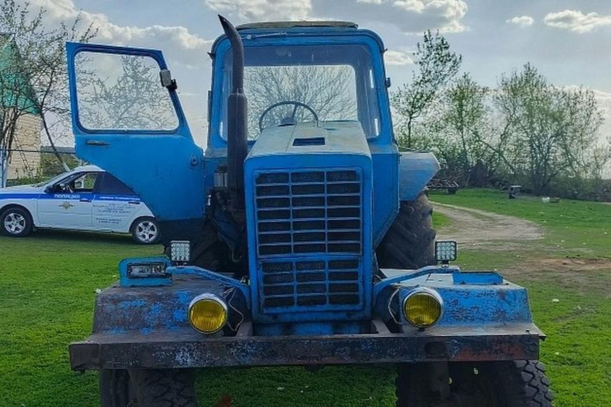 В Орловской области мужчину чуть не задавил собственный трактор