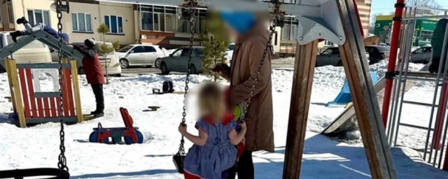 В Новосибирске у гулявшей с дочерью в одном платье женщины изъяли детей