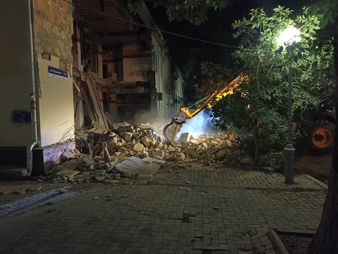 В центре Анапы стена здания старого детского магазина упала на асфальт