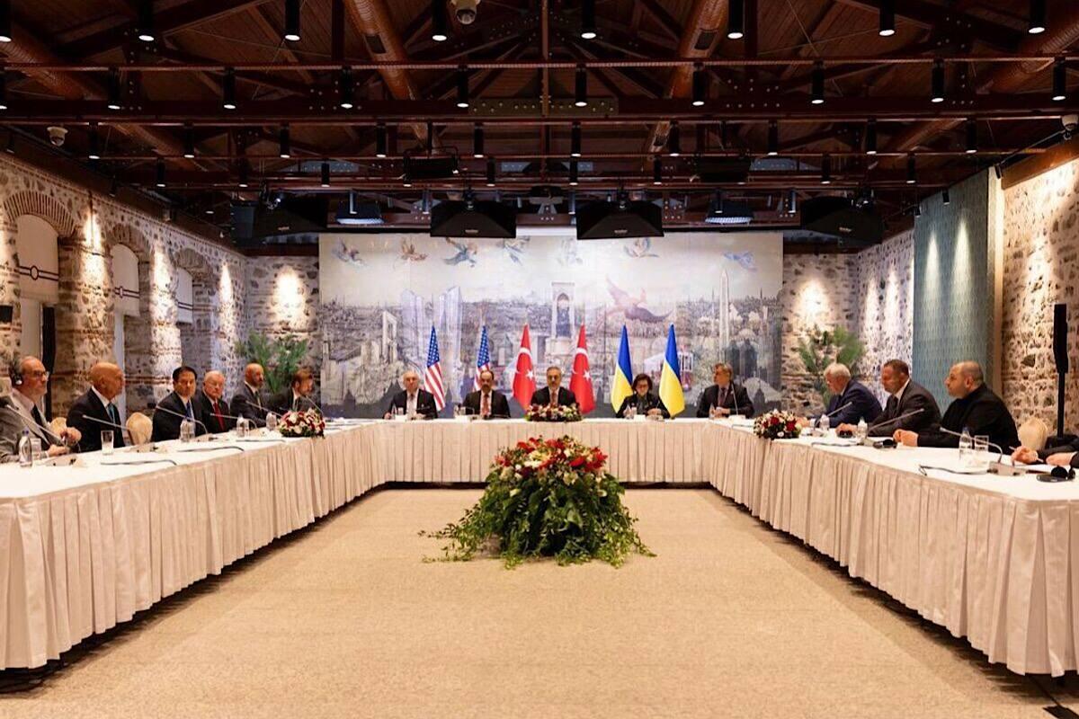 В Стамбуле стартовали трехсторонние переговоры с участием Украины, США и Турции