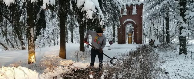 Электрогорские волонтеры и поисковики провели уборку у мемориала ПАСМ-22