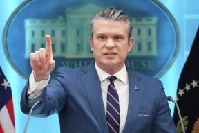 Топ-цель для демократов: Пентагону Хегсета предъявили шесть статей импичмента из-за «уничтожения иранской школы»