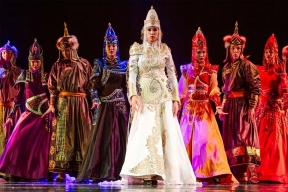Из Кызыла на главную сцену страны: театр «Эдегей» зажжет Кремль в память о дизайнере