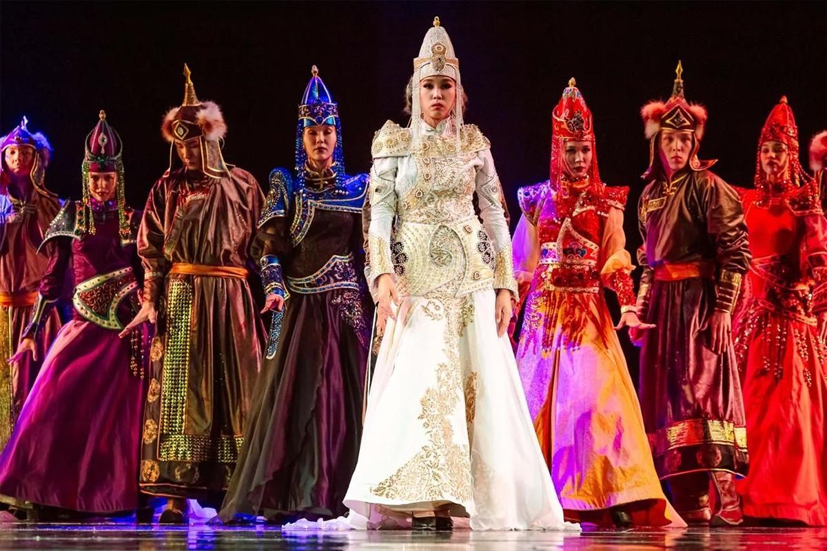 Из Кызыла на главную сцену страны: театр «Эдегей» зажжет Кремль в память о дизайнере