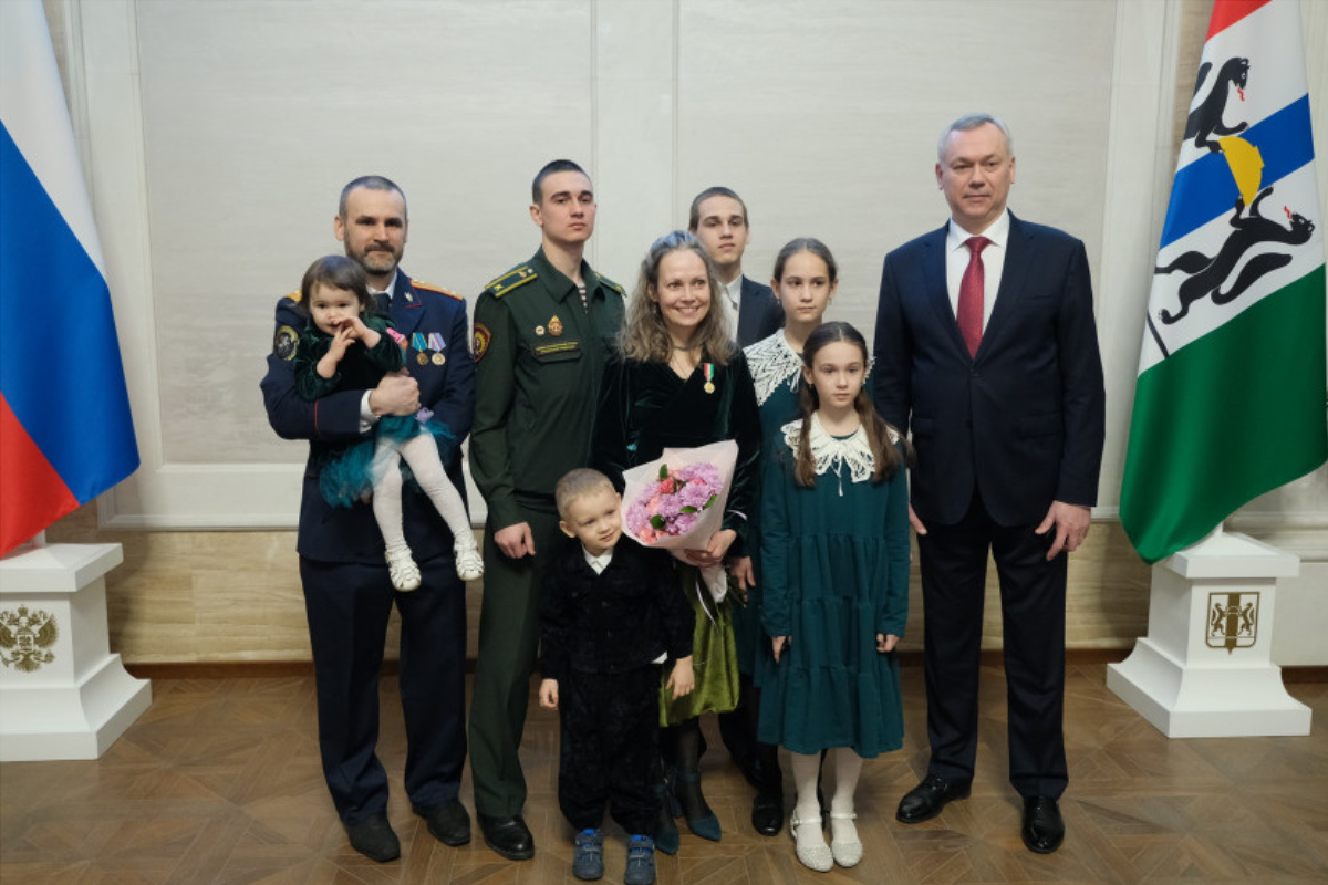 Андрей Травников вручил знаки отличия «За материнскую доблесть» 15 сибирячкам