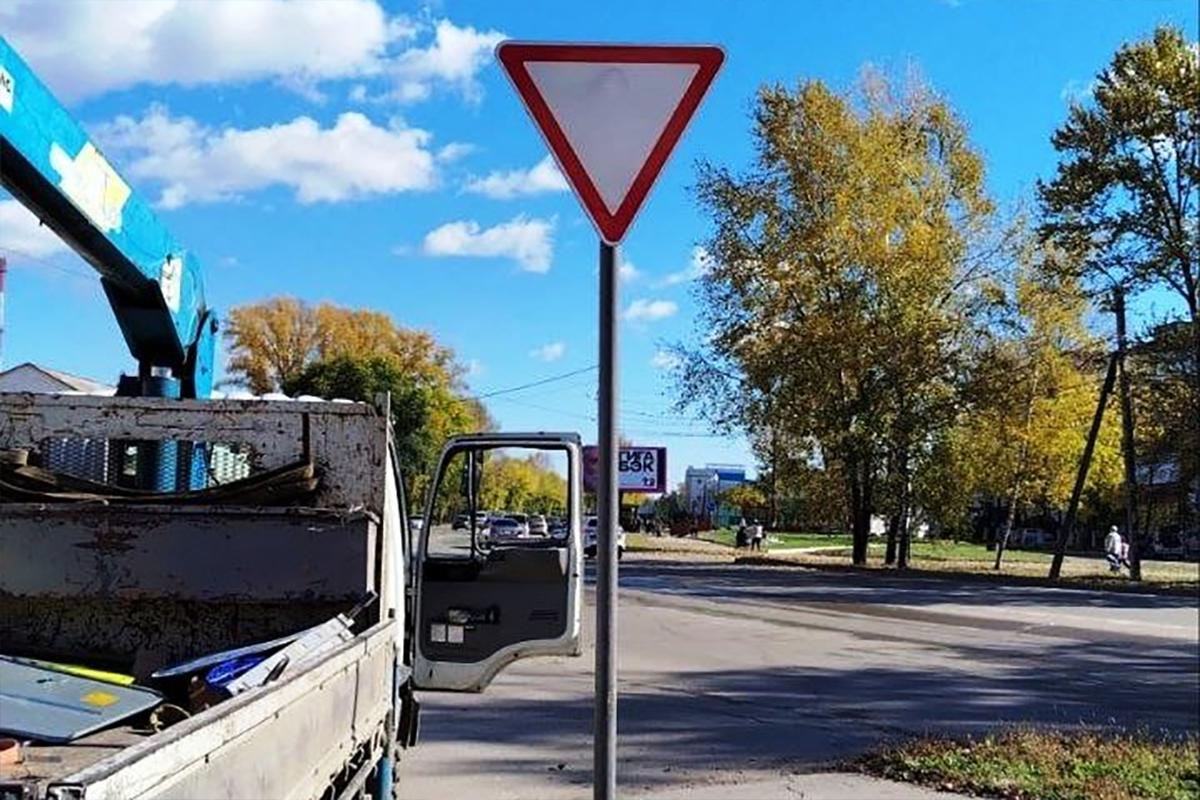 Дорожные знаки обновляют в Биробиджане