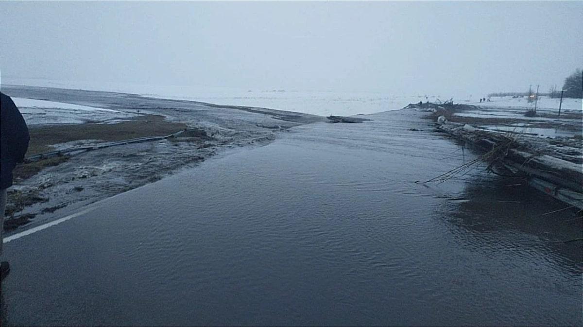 Прорыв плотины стал причиной ограничения движения на участке трассы под Воронежем