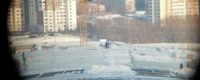 В Новосибирске на стройке ледового дворца заметили людей с плакатом SOS