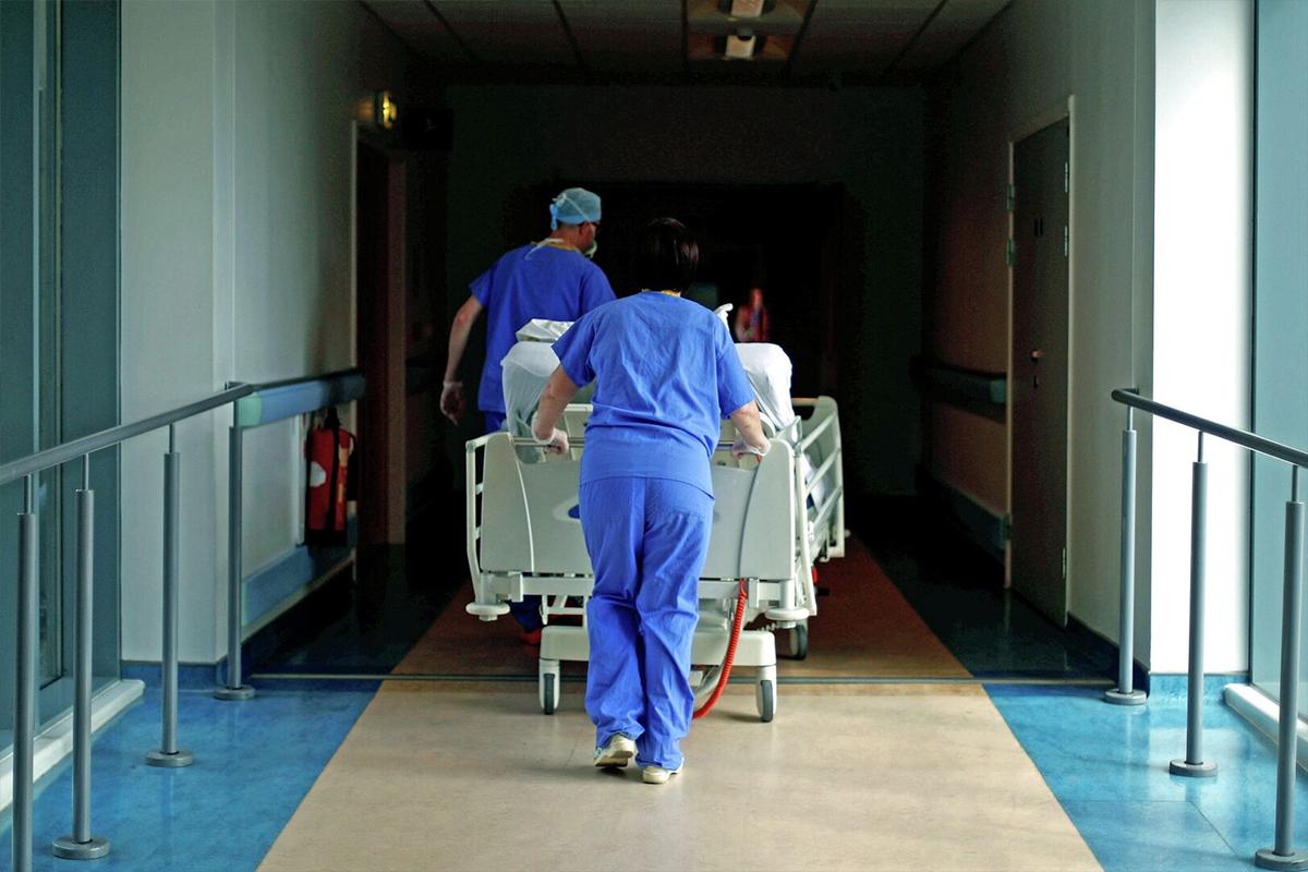 У 69-летней британки «отвалились» пальцы после приема антибиотиков