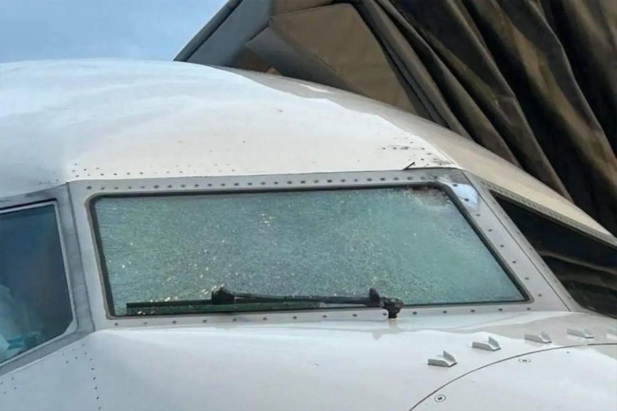 В США у самолета в полете разбилось лобовое стекло на высоте 11 тысяч метров