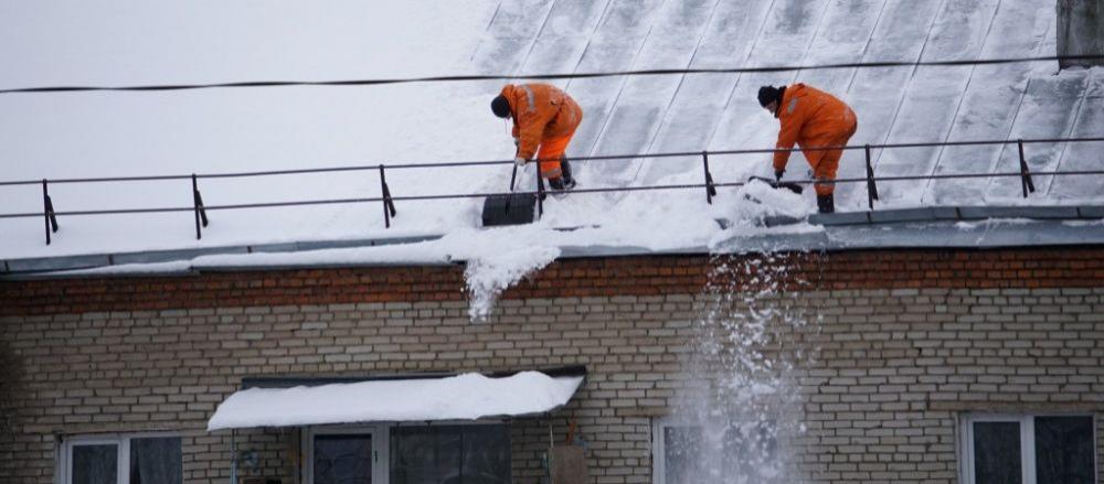 В Челябинске на уборку крыш от снега вывели более тысячи дворников