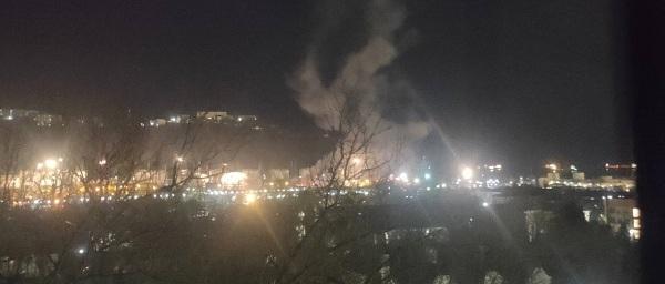 В Туапсе на 200 квадратных метрах нефтебазы случился пожар — Видео