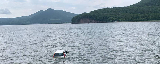 На Камчатке автомобиль замглавы Вилючинска сорвался в бухту