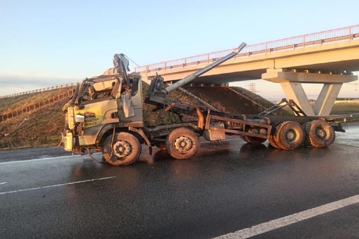 Под Новосибирском грузовик с поднятым кузовом протаранил путепровод