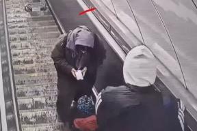 Мать смотрела в телефон, пока сыну сдирало кожу пальцев эскалатором: СК начал проверку