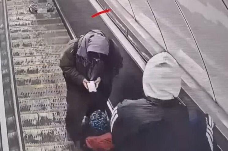 Мать смотрела в телефон, пока сыну сдирало кожу пальцев эскалатором: СК начал проверку