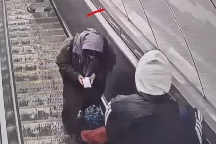 Мать смотрела в телефон, пока сыну сдирало кожу пальцев эскалатором: СК начал проверку