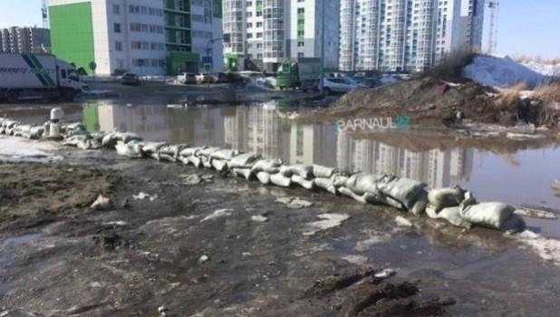 Вода наступает: В Барнауле жильцы многоэтажек боятся затопления