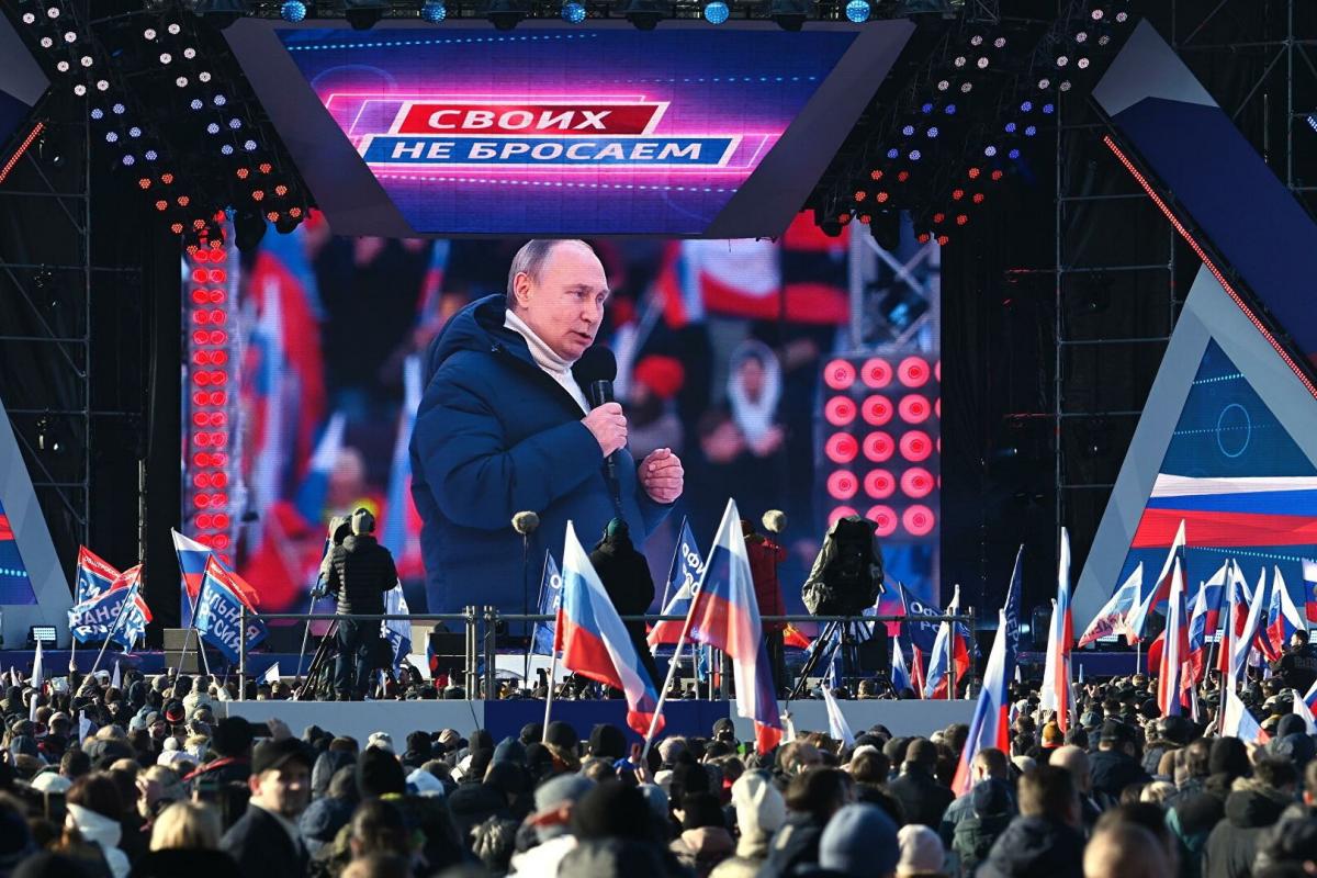 На сцене на Красной площади были Путин, «Любэ», Гагарина и Газманов. Почему отказался выступать SHAMAN?