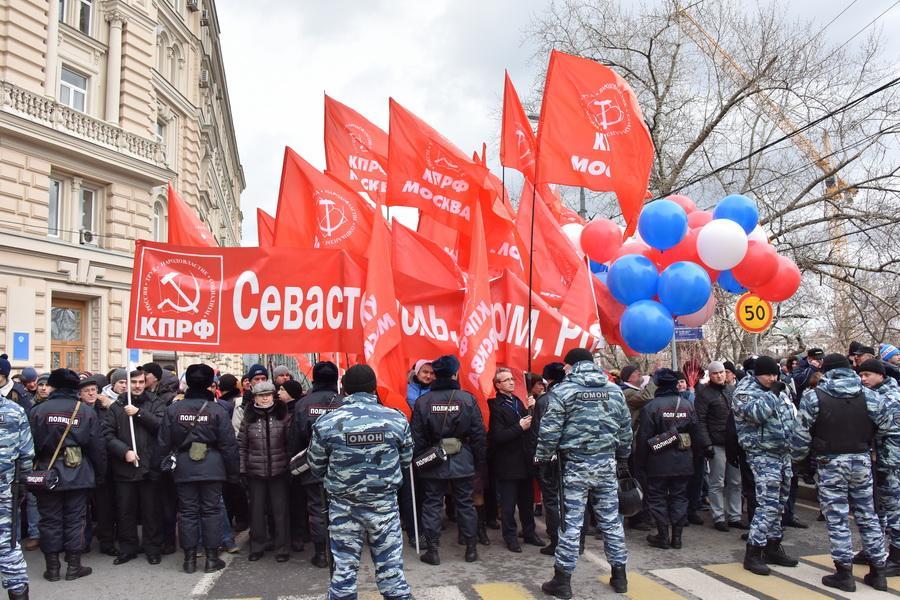 В Севастополе прошло шествие в честь 100-летия революции