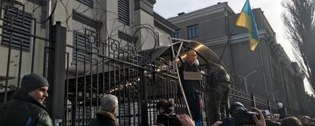 СК заочно обвинил двух россиян в нападении на посольство РФ в Киеве