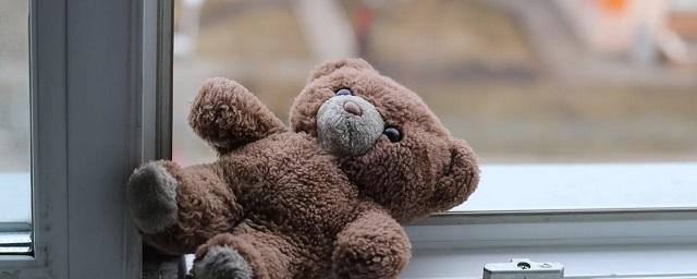 A five-year-old girl fell out of a ninth-story window in Moscow