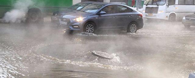 Центральные улицы Екатеринбурга подтопило водой