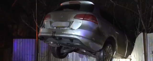 В Кирове Volkswagen с разгона взлетел на забор - Видео