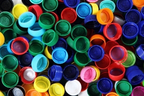 Технолог прокомментировал планы ЕС сделать обязательным прикрепление пробок к пластиковым бутылкам