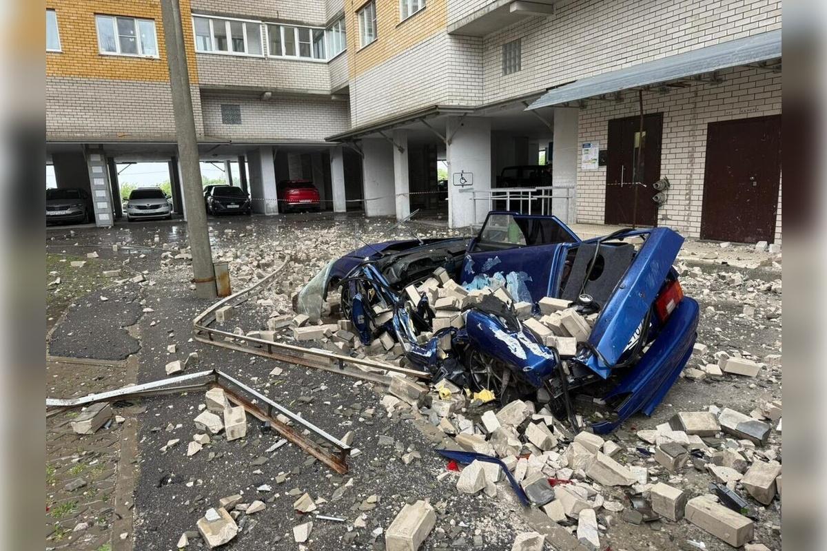 В Чебоксарах возбудили уголовное дело после обрушения кирпичной кладки жилого дома