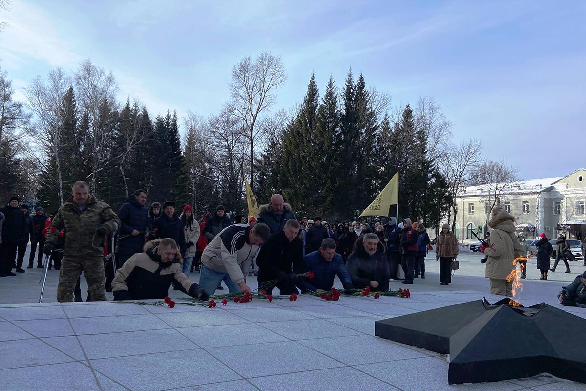Вечный огонь зажгли в обновленном сквере Победы в Биробиджане