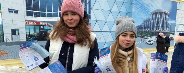 Волонтеры-молодогвардейцы раздали медицинские маски в Новосибирске