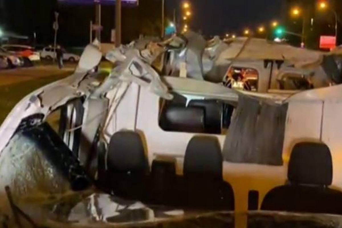 На Каширском шоссе карете скорой помощи снесло крышу стрелой экскаватора