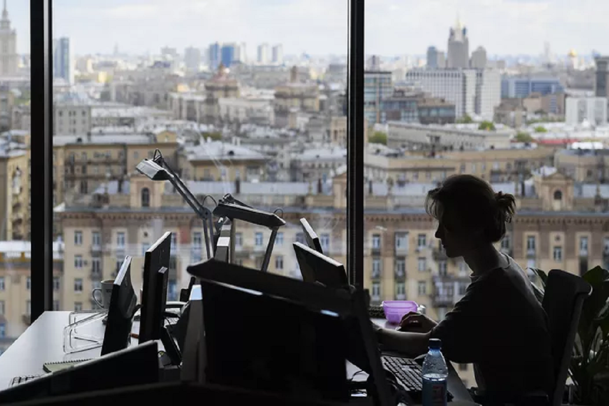 Рабочий день в субботу считается предпраздничным, поэтому сокращен на час