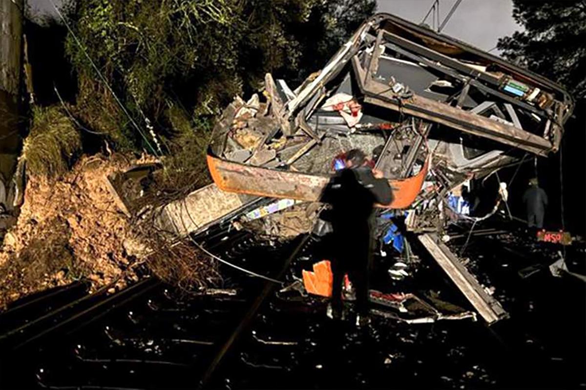 В Каталонии при аварии поезда погиб машинист и пострадали 37 человек