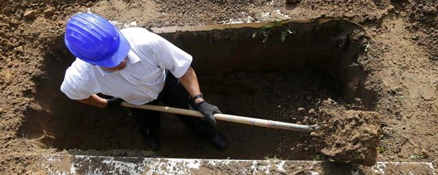 В Омске предлагают копать могилы за 46 тыс. рублей в месяц