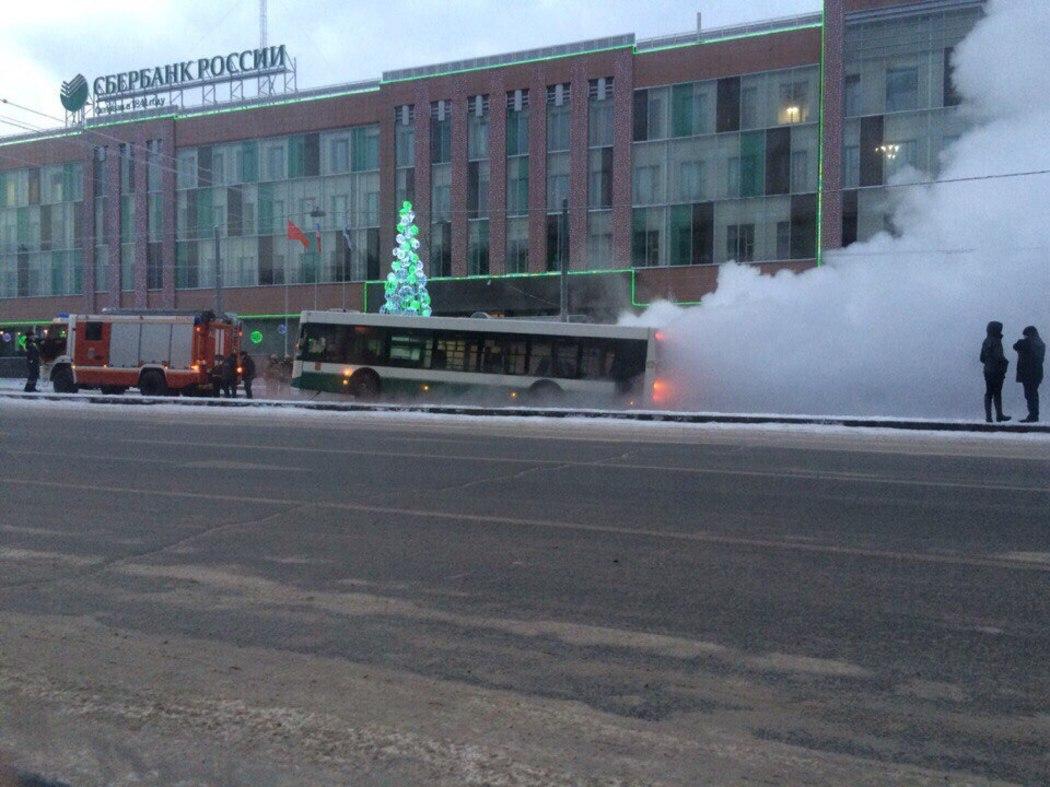 В Петербурге в зоне прорыва трубы с горячей водой оказался автобус