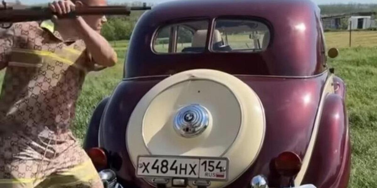 Популярный блогер разбил немецкой винтовкой Mauser раритетный автомобиль BMW из Новосибирска