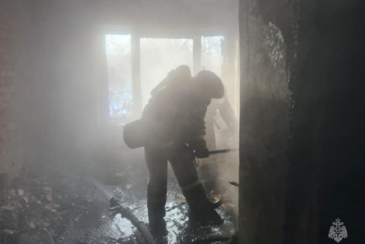 В Железногорске спасатели эвакуировали из горящего общежития 30 человек