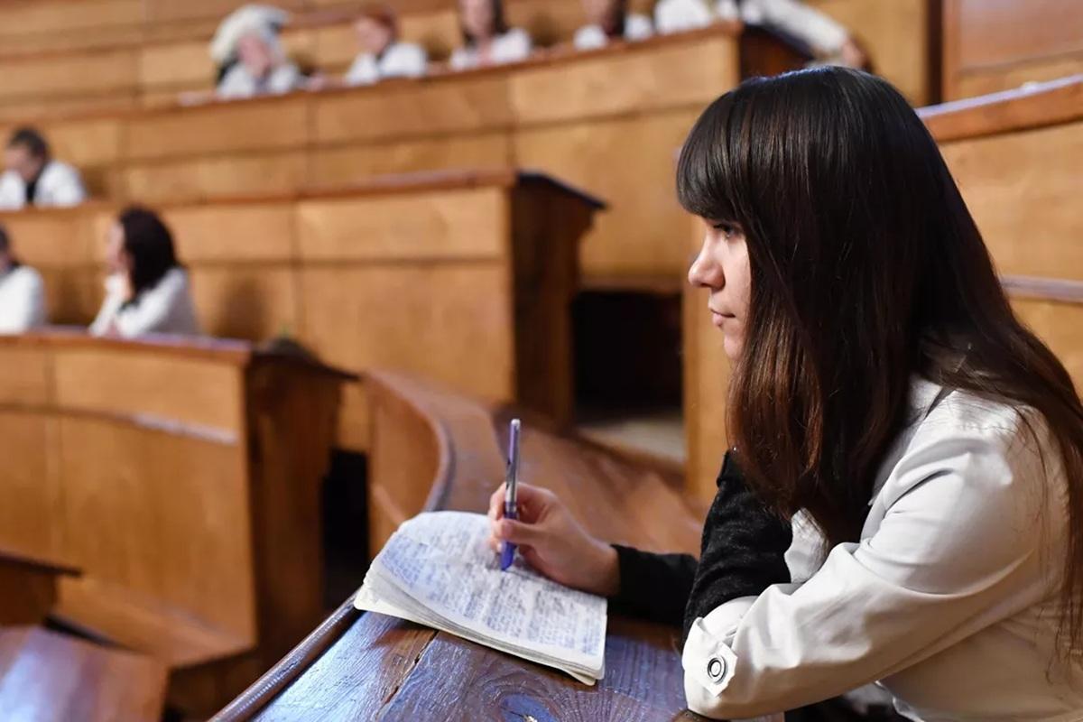 Абитуриентам с высокими баллами ЕГЭ предложили делать скидку на платное обучение