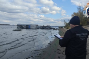 Трагедия на Волге: столкнулись баржа и лодка, есть погибший