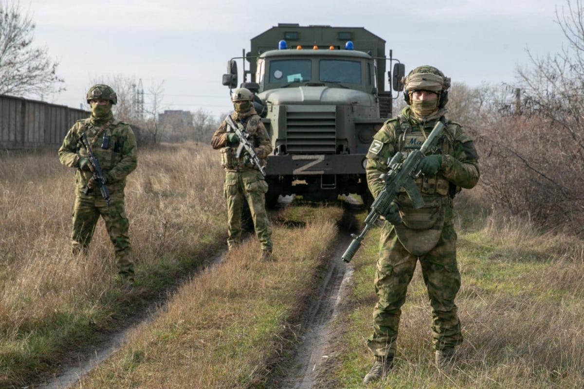 Жители Угледара угостили российских (страна-террорист) солдат пирожками, несмотря на разруху