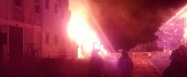 В Малоярославцеве пожарные тушили общежитие