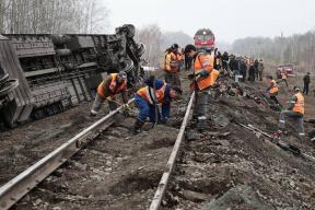 Загадка под Ульяновском: почему локомотив проскочил, а 14 вагонов рухнули с рельсов