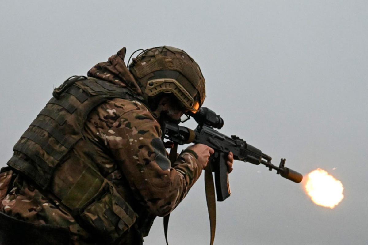 Российский боец рассказал, как его сослуживцы спасли парализованного химоружием командира