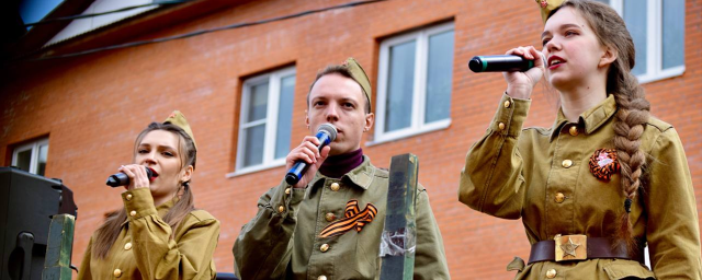 Фронтовые бригады дали серию дворовых концертов в Электрогорске