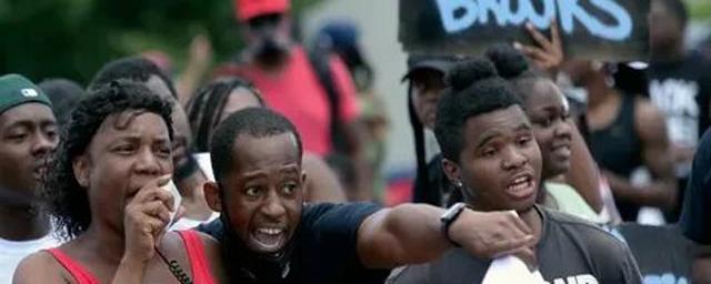Убивший афроамериканца полицейский уволен в Атланте