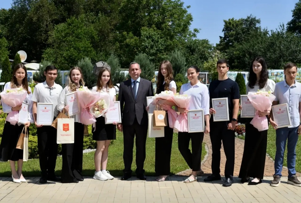 «За такими результатами ребят стоит системная работа педагогов и наставников»: Глава Майкопа Геннадий Митрофанов встретился с девятью выпускниками школ, сдавшими ЕГЭ на 100 баллов