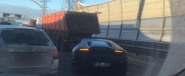 В Петербурге на ЗСД суперкар Lamborghini попал под самосвал