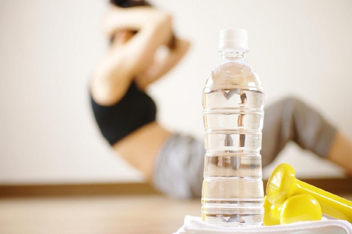 Эксперты считают, употребление воды и физическая активность помогут быстрее похудеть